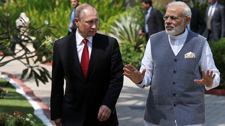 Putin y otros líderes del BRICS aparecen ante las cámaras con trajes indios (FOTO)
