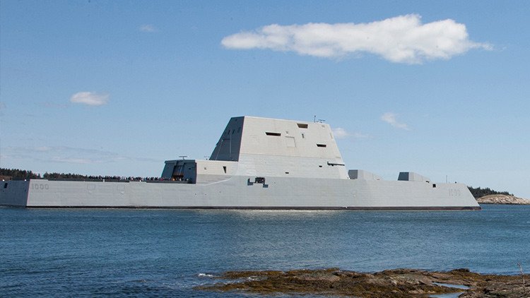 El nuevo destructor 'invisible' de la Marina de EE.UU.  entra en servicio (VIDEO)