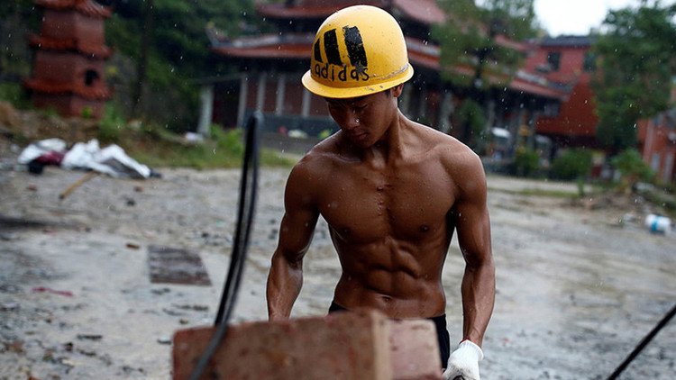 Abdominales de ladrillo: Obrero chino que practica 'fitness' en su trabajo conquista la Red (VIDEO)