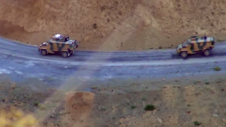 Video: Militantes kurdos destruyen un vehículo blindado de un convoy militar turco 