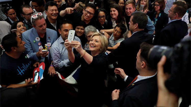 ¿Cuántas personas necesita Hillary Clinton  para escribir un tuit sobre Puerto Rico?
