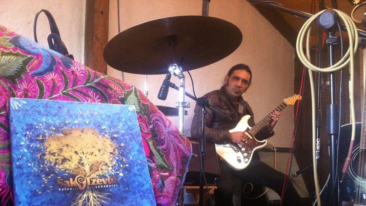 Sak Tzevul y su "rock verdadero": Música maya para curar México   