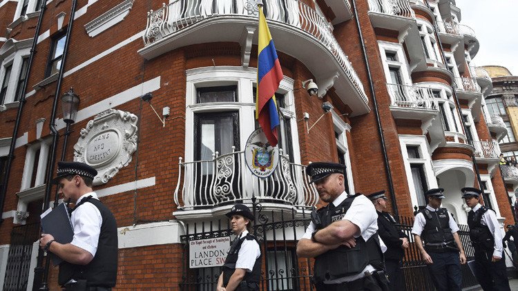 Gobierno de Ecuador reconoce que restringió el acceso a Internet a Julian Assange