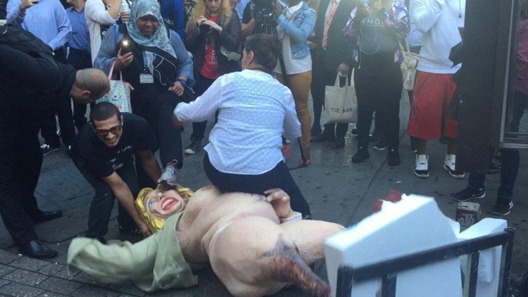 Video: Una estatua de Hillary Clinton desnuda provoca peleas en el centro de Nueva York