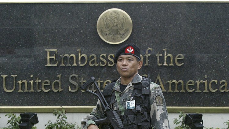La Policía emplea gas lacrimógeno en una protesta contra las tropas de EE.UU. en Filipinas