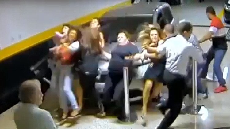 VIDEO: Brasileña arrolla mortalmente a un grupo de fieles y huye