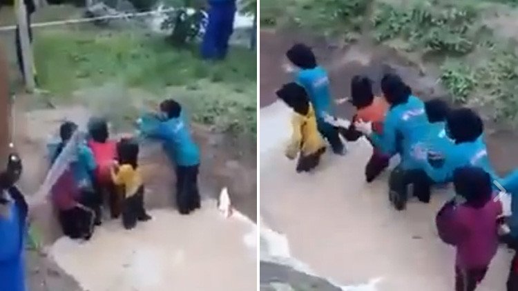 VIDEO: Obligan a escolares malasias a cruzar una zanja llena de serpientes