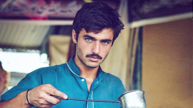 Un vendedor paquistaní de té se convierte en toda una sensación en Internet (FOTOS)