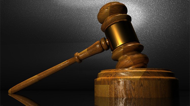 Indignación en EE.UU. por un juez que condenó a un padre violador a solo 60 días de prisión 