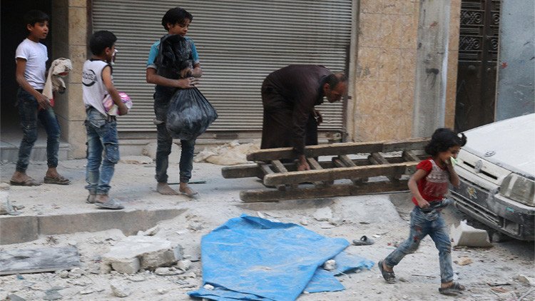 Combatientes desarmados y civiles heridos empiezan a abandonar Alepo por vías humanitarias