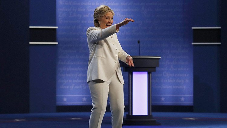 Hillary Clinton realiza extraños movimientos con la cabeza y desata la polémica en Internet