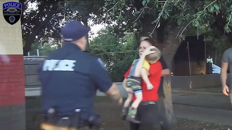 Video: Un policía salva la vida de un niño de 3 años inconsciente y sin respiración