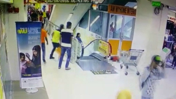 FUERTES IMÁGENES: Una niña cae de unas escaleras mecánicas de un centro comercial
