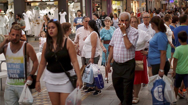 Los españoles, cada vez menos, más viejos... y más solos