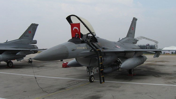 Siria derribará "cualquier avión militar" de Turquía que sobrevuele su espacio aéreo