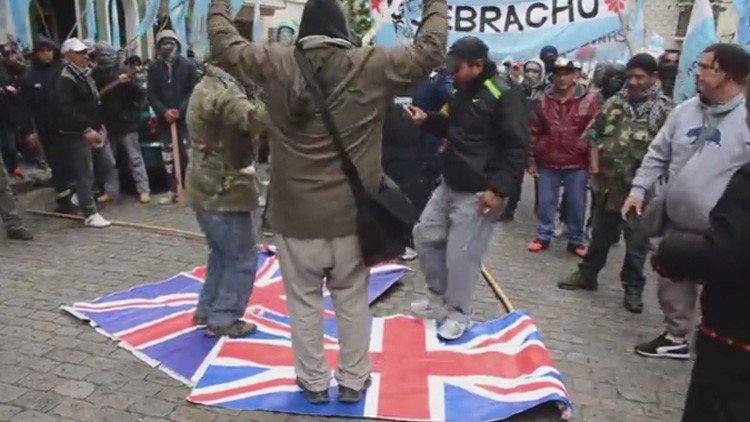 Video: Queman en Argentina banderas del Reino Unido en protesta por las maniobras en las Malvinas