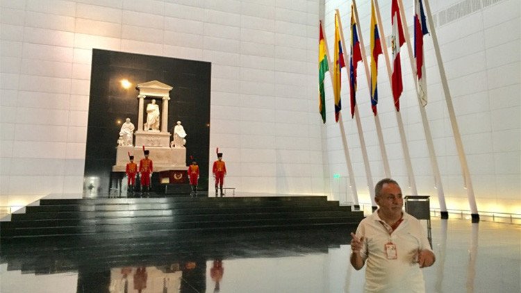 El guía más antiguo del Panteón Nacional empezó limpiando la tumba de Simón Bolívar