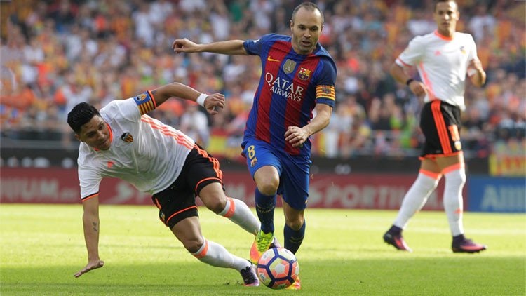 El futbolista Andrés Iniesta sufre una horrible lesión de rodilla (Video)