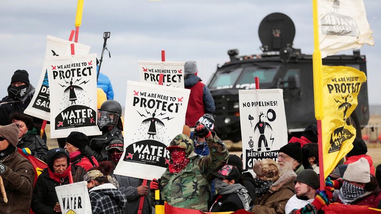 EE.UU.: Detienen a más de 80 personas que protestaban contra la construcción de un oleoducto 
