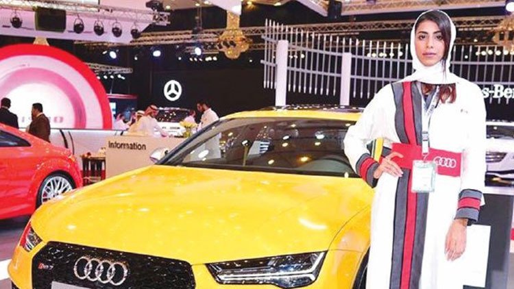 Arrestan a varias modelos en Arabia Saudita por tomarse fotos con autos de lujo