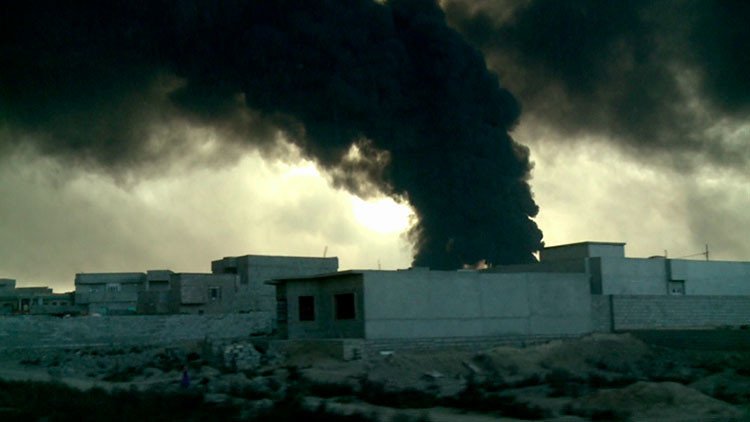 Video: Yihadistas crean una cortina de humo al incendiar plantas de azufre y petróleo en Mosul