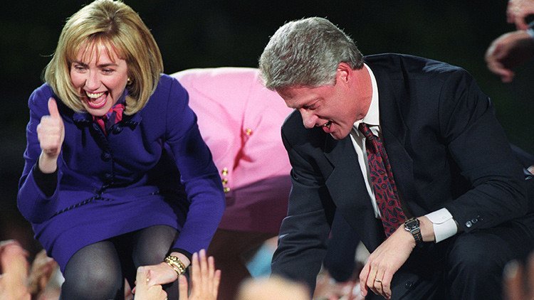 Video: Dramático momento en que Bill y Hillary Clinton evitan de milagro una tragedia en televisión 