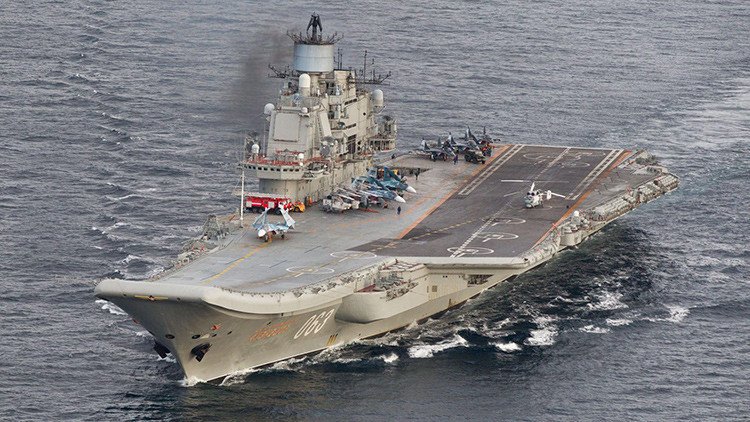 El portaaviones ruso Admiral Kuznetsov navega a lo largo de las costas de Portugal