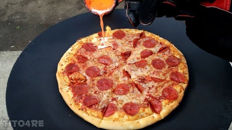 Así queda una pizza al echarle 'salsa picante' de cobre fundido al rojo vivo