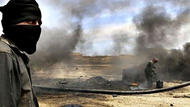 Militantes del Estado Islámico queman vivos en petróleo a desertores