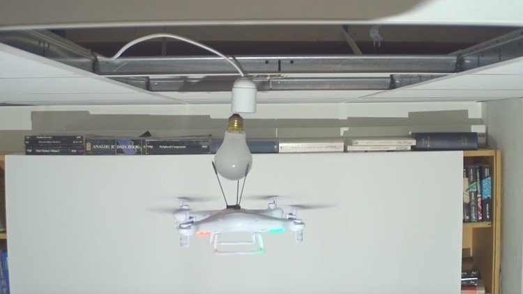 ¿Cuántos drones se necesitan para cambiar una bombilla?
