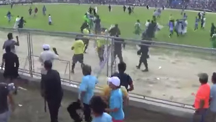 Detenidos y ambulancias: dos partidos de la Copa Perú terminan en violentas batallas campales