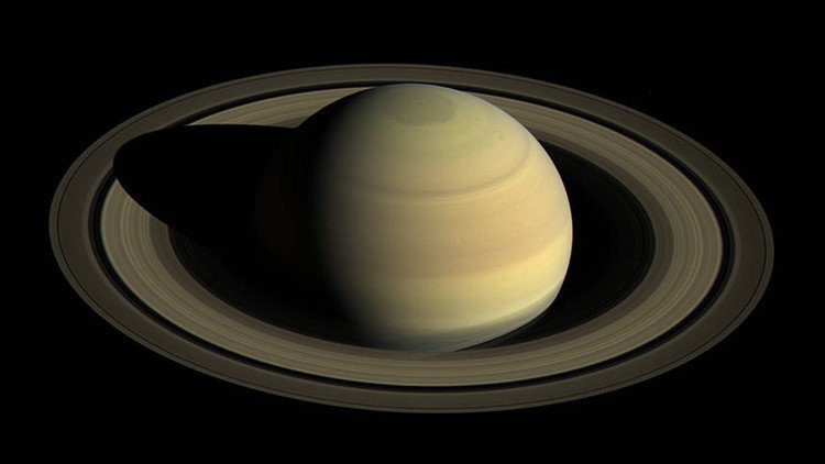 El misterioso hexágono de Saturno cambia de color (FOTOS Y VIDEO)