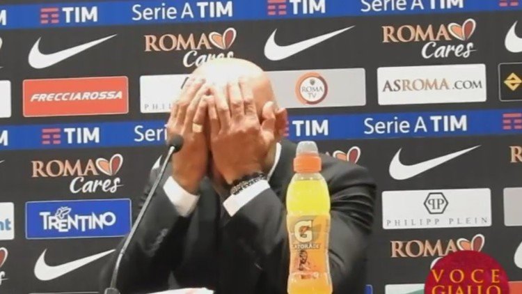 Le hacen una pregunta incómoda al entrenador de la Roma y… ¡casi rompe la mesa a cabezazos! 