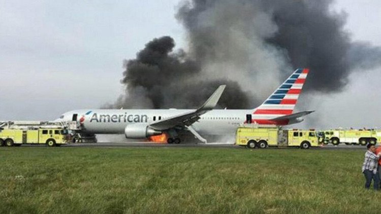 EE.UU.: Un avión de American Airlines se incendia cuando iba a despegar (Videos)