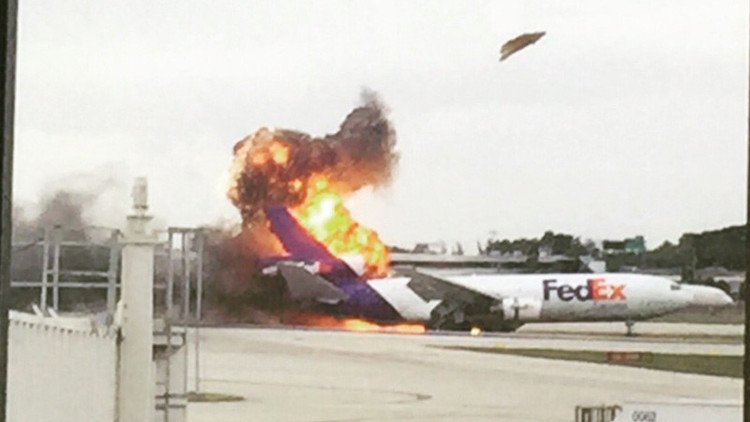 EE.UU.: Un avión de carga de FedEx explota en Florida tras el aterrizaje (video)