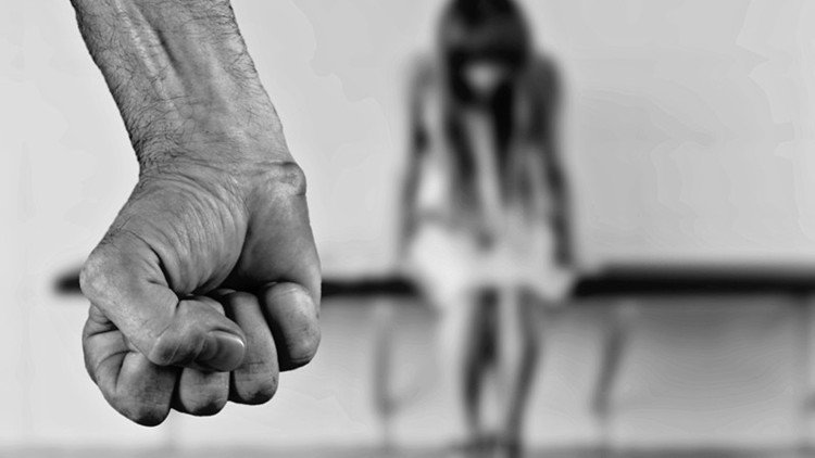 Una pareja torturó y violó con "extrema atrocidad" a su hija durante 15 años