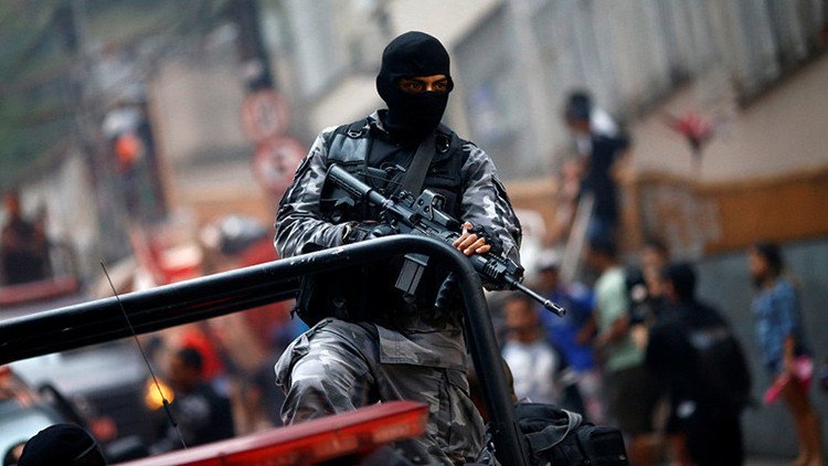 Protestas en Brasil: Policía desaloja escuela tomada y se lleva estudiantes esposados