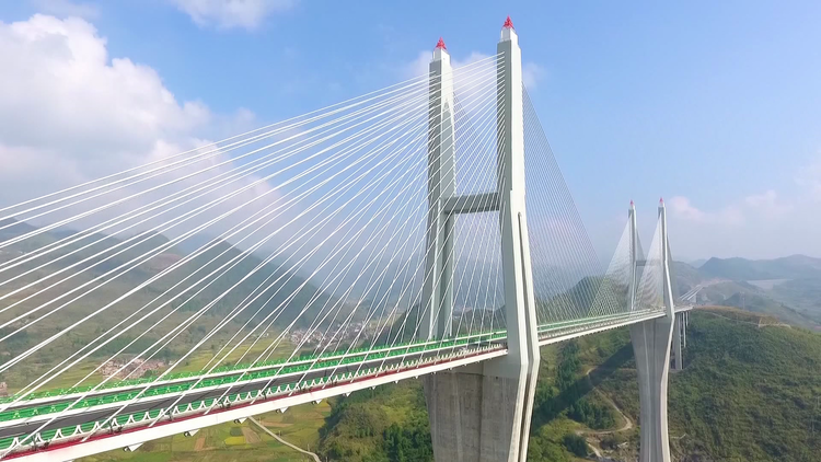 Un dron capta impresionantes imágenes de un nuevo puente chino de 1,5 kilómetros