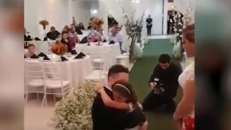 "¿Serás mi hija para siempre?": el novio sorprende a su hijastra durante la boda