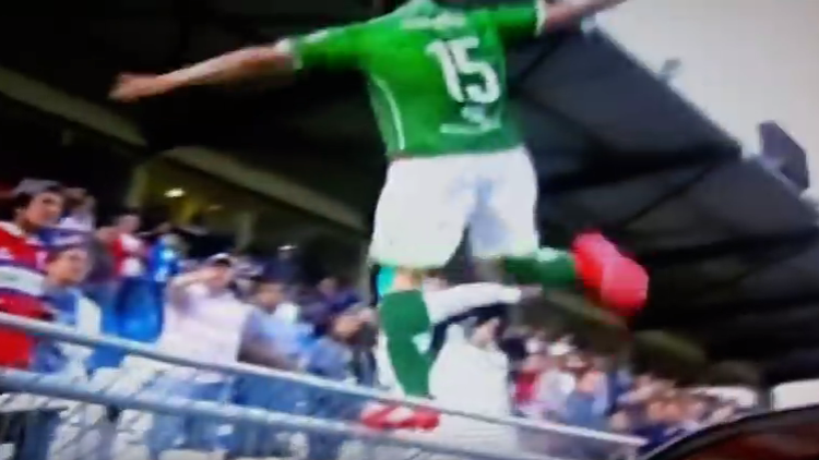 Un futbolista argentino le pega una patada a un hincha del equipo contrario en la tribuna