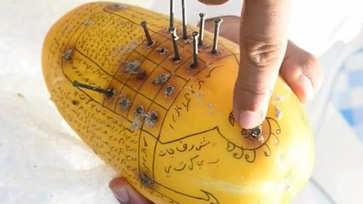 ¿Una fruta maldita?: El melón con inscripciones que causa estupor en Emiratos Árabes Unidos (VIDEO)