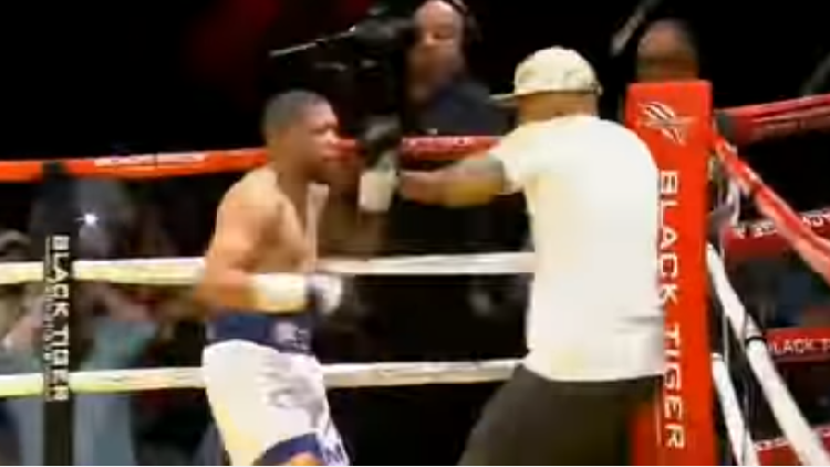 Un boxeador noquea a su rival y luego se agarra a golpes con el entrenador
