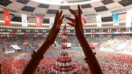 Video: Realizan increíbles pirámides humanas en España