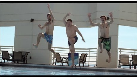 Reúnen 75.000 dólares y filman una película de lo bien que la pasaron gastándolos