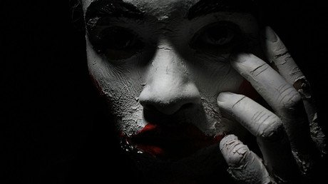 Detienen a una niña acusada de pedirle a un payaso que mate a su maestro