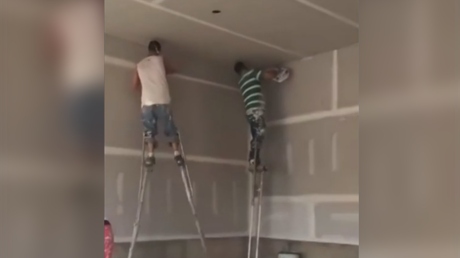 Unos albañiles se las ingenian para trabajar con gran rapidez