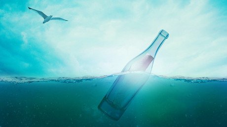 Video: Un joven encuentra "el peor" secreto en una botella con mensaje