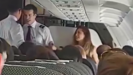 Una modelo chilena sufre un ataque de pánico y arma un escándalo en pleno vuelo