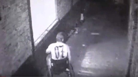 Un ladrón con una sola pierna y en silla de ruedas irrumpe en una casa