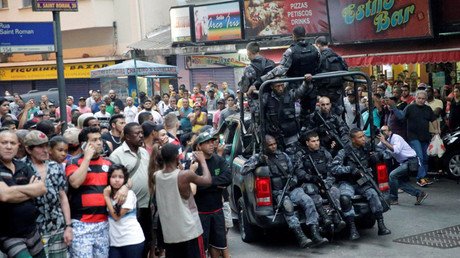 Un narcotraficante cae al vacío en un enfrentamiento contra la Policía en Brasil (FUERTE VIDEO)